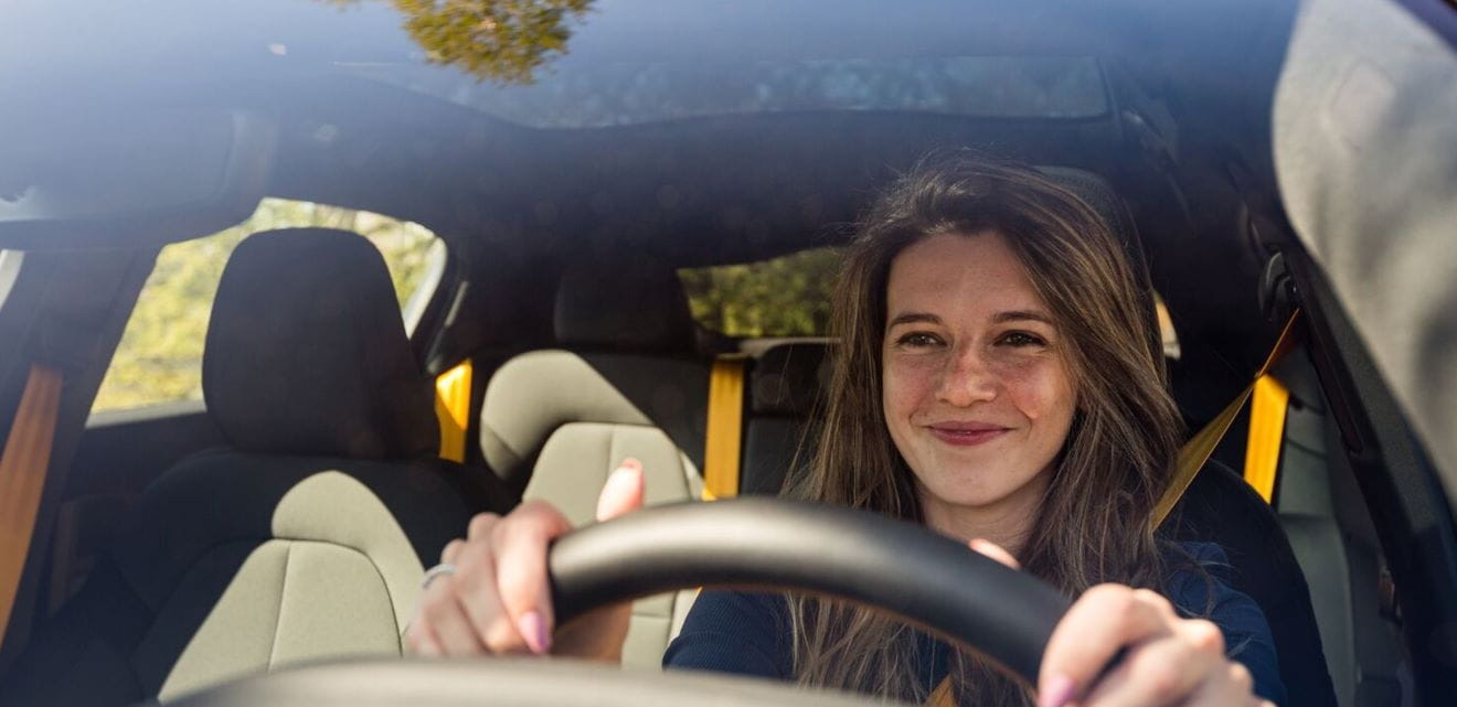 Mujer manejando un vehiculo