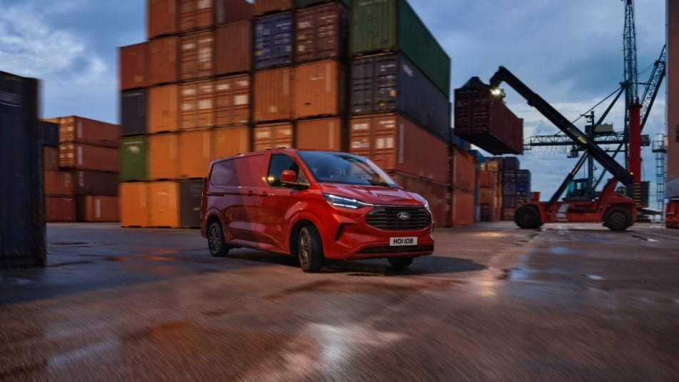 ford-transit-custom-lcv-showroom