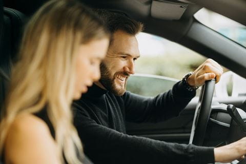 Homem e mulher no carro