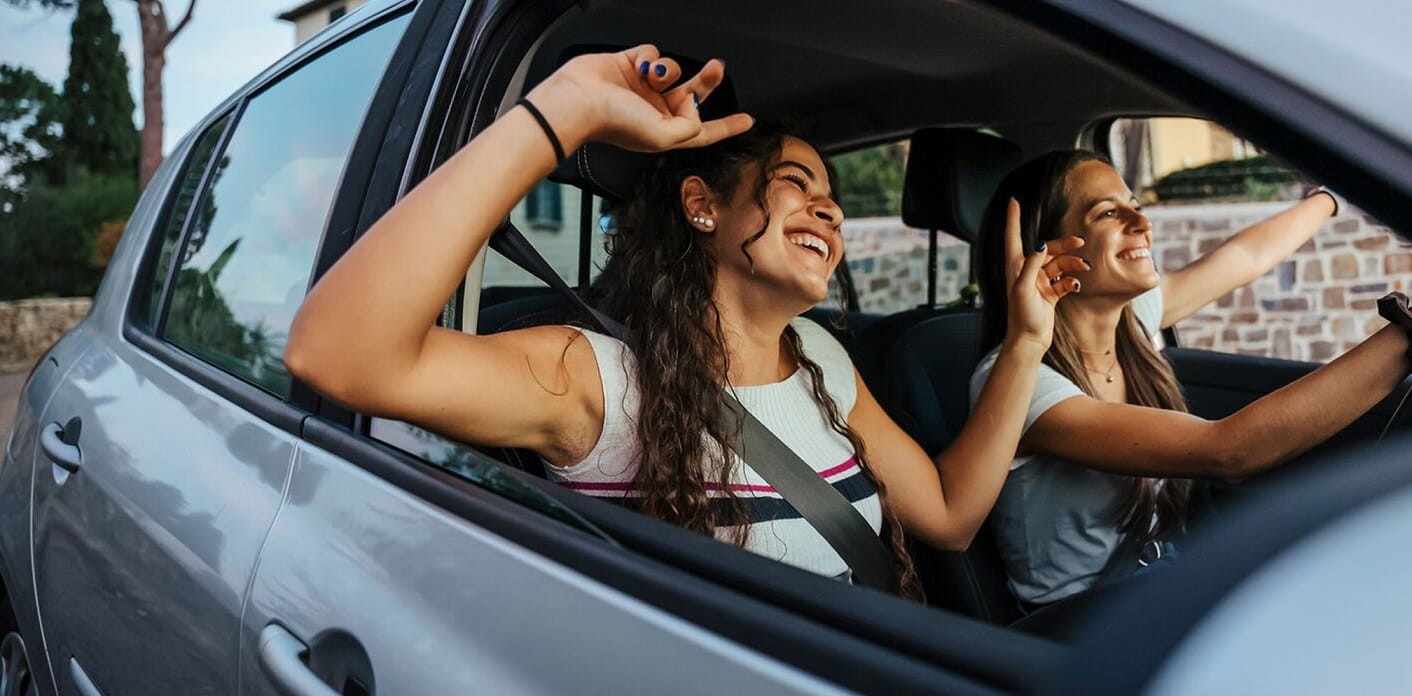 Amigas no carro a rir