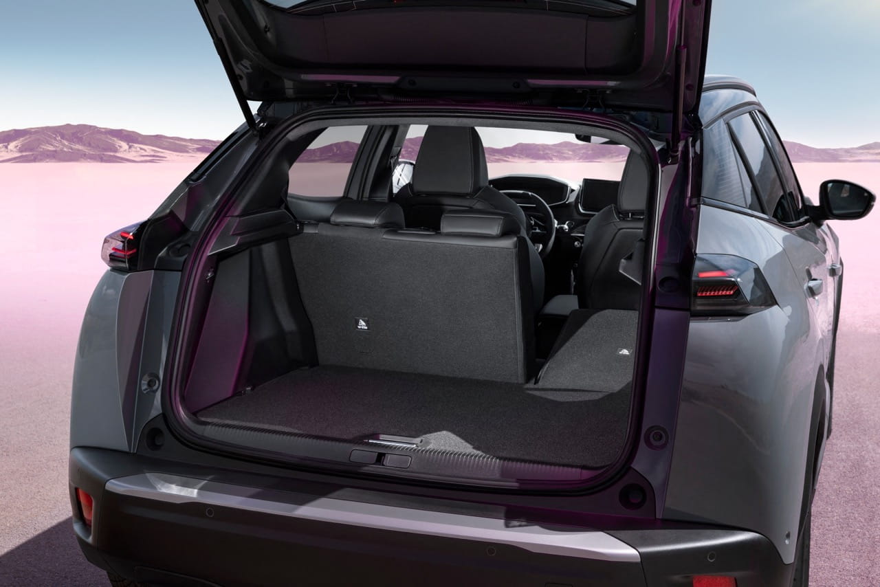 Peugeot e-2008 Facelift är inte bara en bil - det är en livsstil. Med sin oöverträffade räckvidd och kraftfulla prestanda tar denna SUV dig på en resa som du sent ska glömma. Den eleganta designen och den moderna interiören skapar en känsla av lyx och komfort som är svår att slå. Och med den senaste tekniken inbyggd är Peugeot e-2008 Facelift mer än bara en bil - det är din partner på vägen till en grönare framtid.
