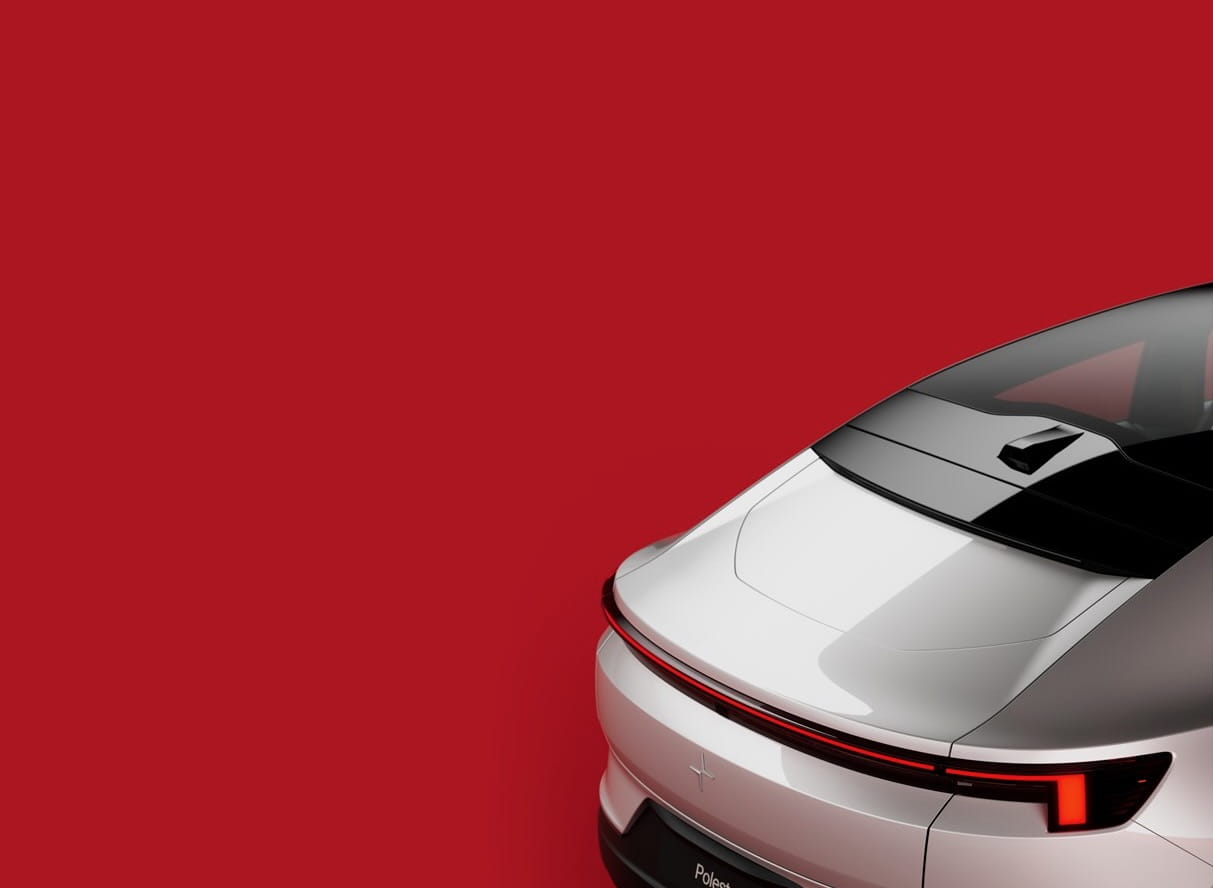 Polestar 4 snett bakifrån. Läcker röd bakgrund som lyfter fram Polestar 4. 